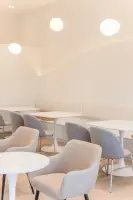 화이트 아치 천장이 아름다운 미니멀 카페 인테리어